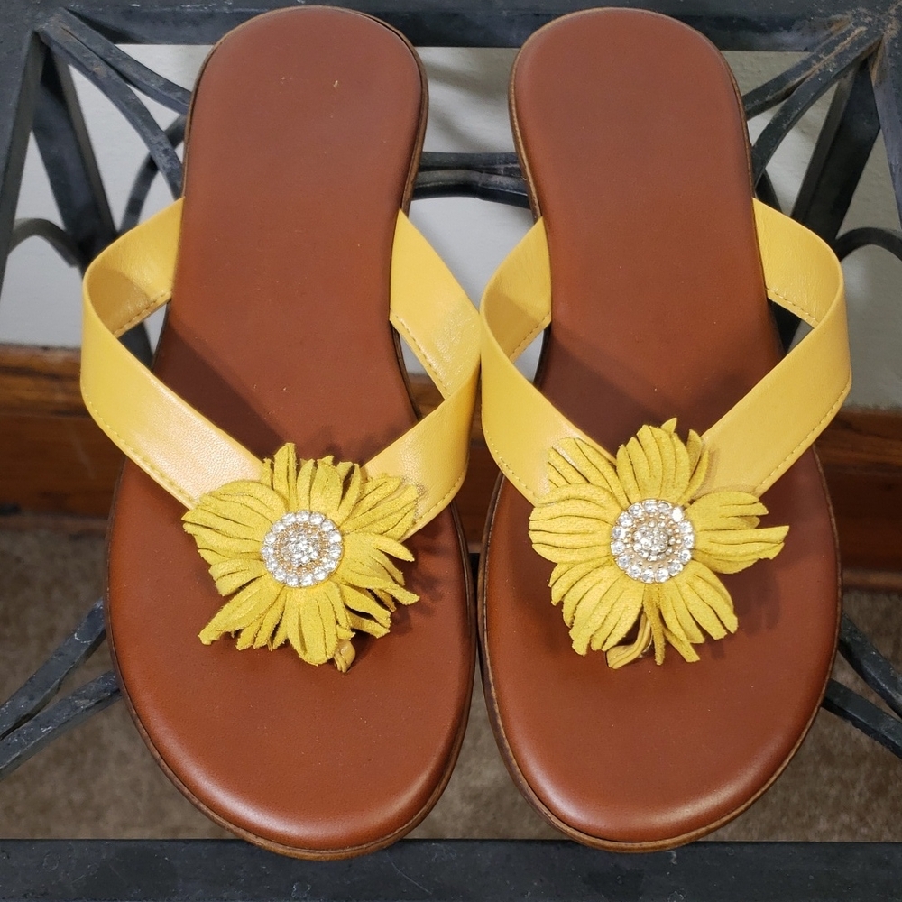 Women's Size 7.5 Italian Shoemakers Yellow Floral Women's Sandals